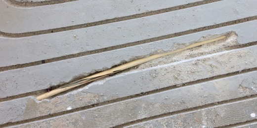 Preseknuty kabel v podlahovke