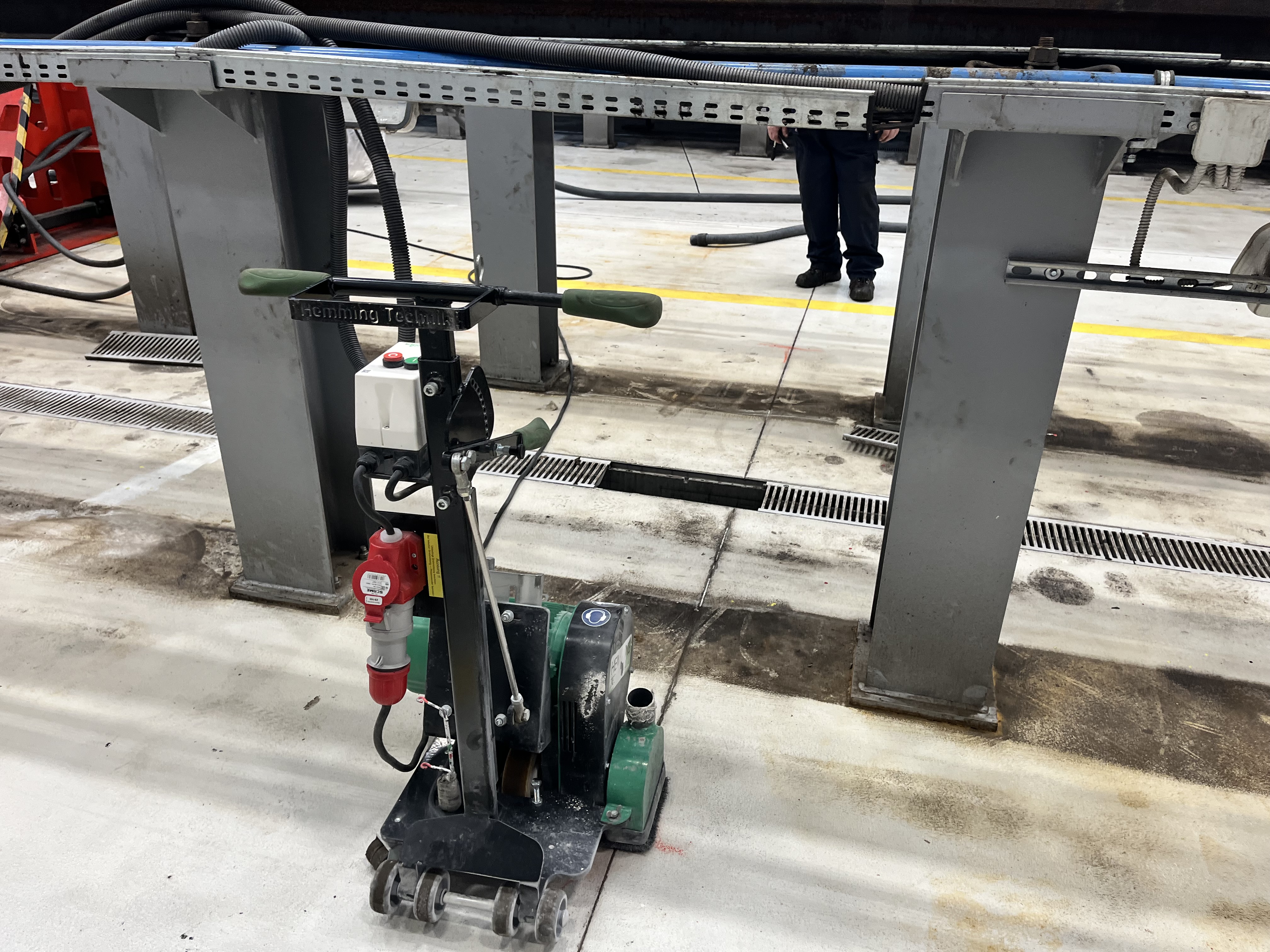 Odvodnovacie drazky frezovanie v hale.jpeg